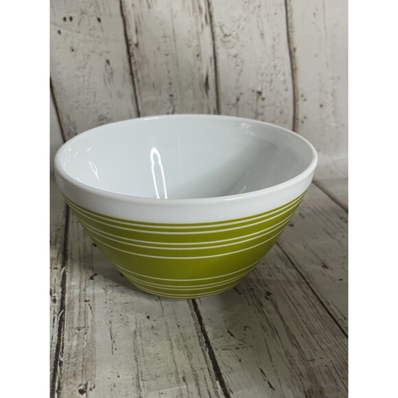 Vintage Charm Inspired by Pyrex Mixing Bowl Green Stripes - 3 Cups - 0.7 Liters - Picture 4 of 6